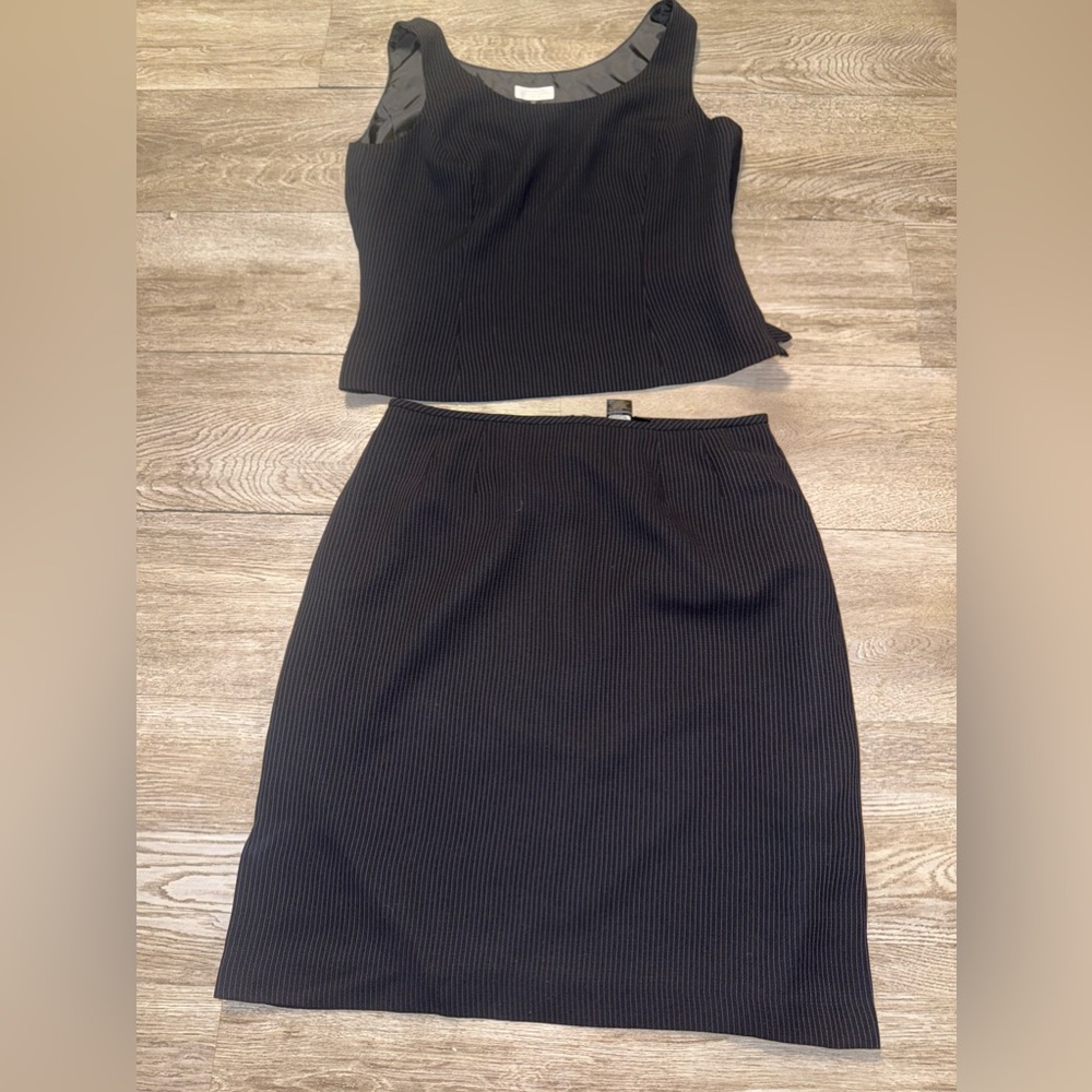 Tahari Arthur S. Levine skirt and shirt size 10P black, Polyester